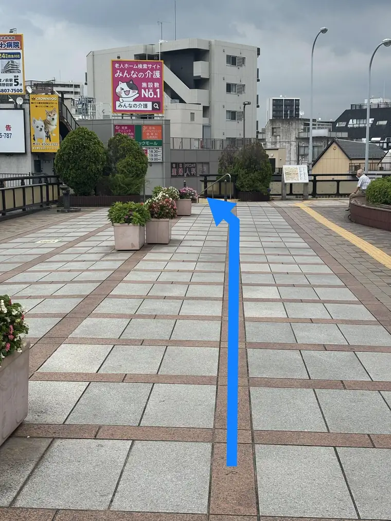 北口改札を出て右へ進んだ先の陸橋の歩道