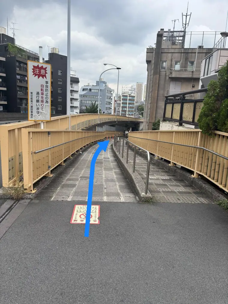 矢印の方向に下るスロープ