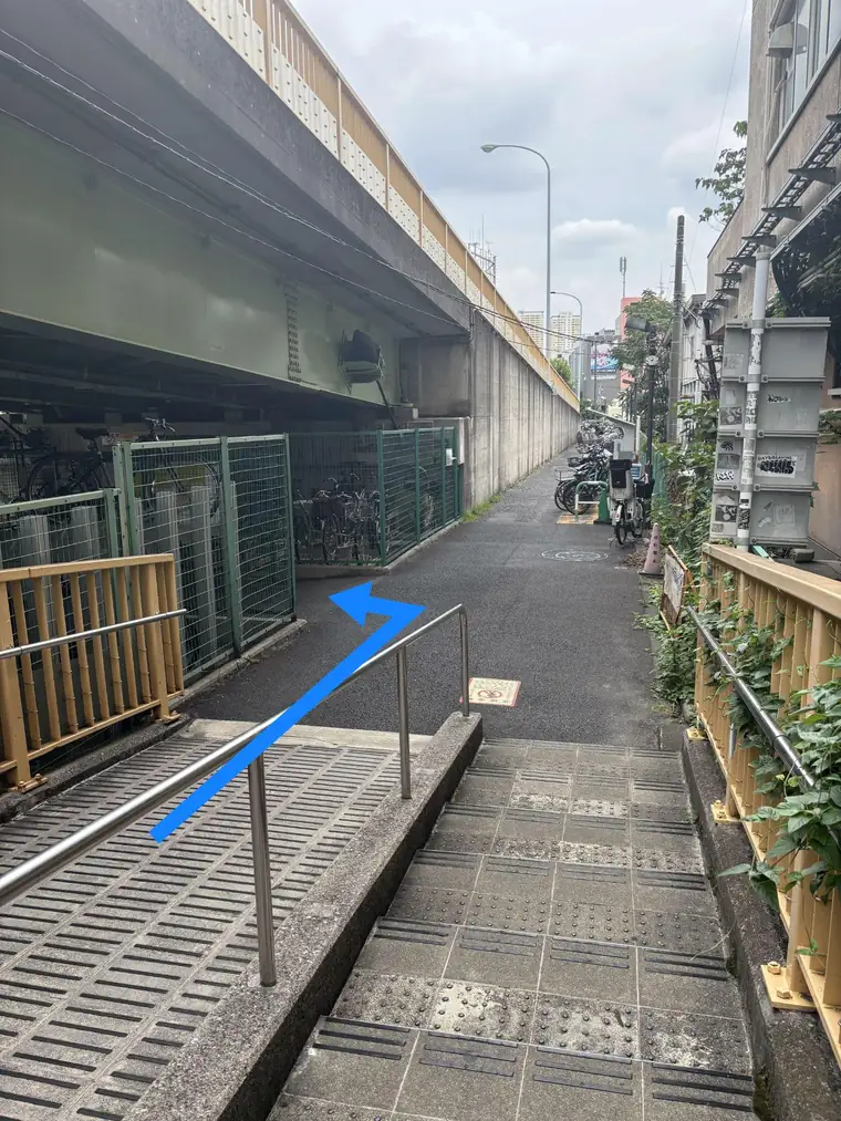 スロープを降りた先の高架下の歩道