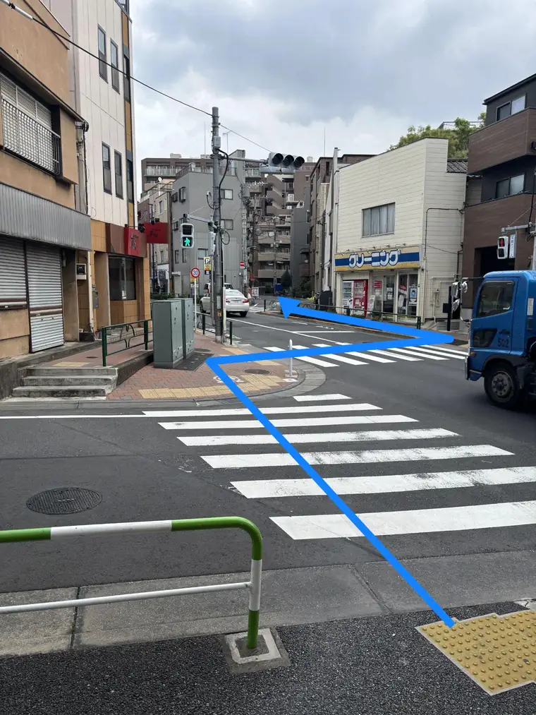 高架下をくぐった先の信号機のある横断歩道