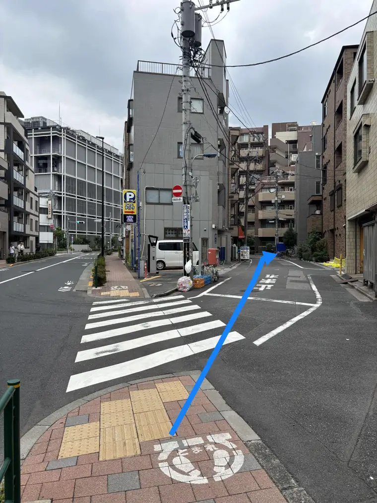 矢印の方向にある道