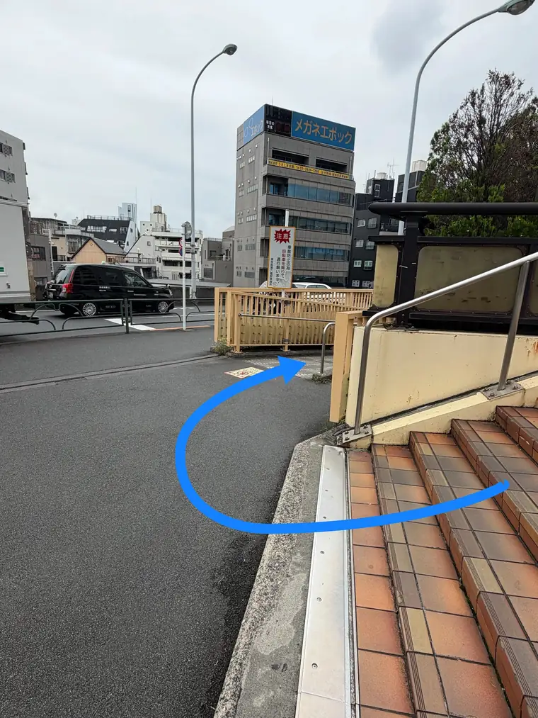 陸橋の突き当りにある階段