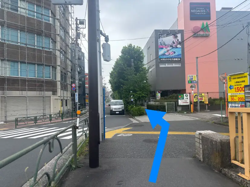 坂道を下った先のマルエツ横の道
