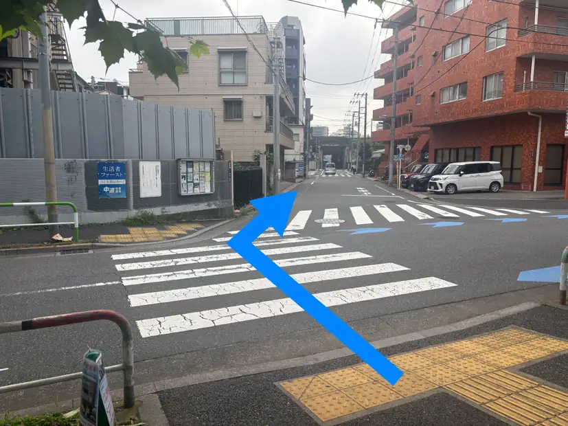 マルエツを通り過ぎた先の信号のない横断歩道