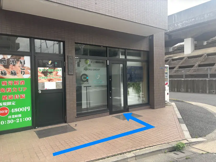 進藤ビル1階のサテライトオフィス入口