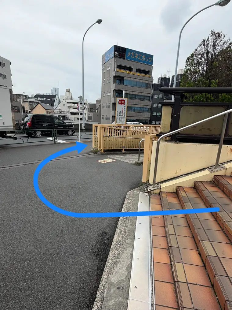陸橋の突き当りにある階段
